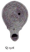 LMP-4750 - Lampe Loeschcke IV : Lunaterre cuiteLampe ronde à large bec en ogive à volutes. Médaillon décoré d'un buste de Luna entouré d'une couronne géométrique.