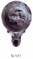 LMP-4751 - Lampe Loeschcke IV : Cerf courant à droiteterre cuiteLampe ronde à large bec en ogive à volutes. Médaillon décoré d'un cerf en course vers la droite.