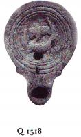 LMP-4752 - Lampe Loeschcke IV : Lion et crocodileterre cuiteLampe ronde à large bec en ogive à volutes. Médaillon décoré d'un lion attaquant un crocodile.