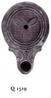 LMP-4753 - Lampe Loeschcke IV : Rosetteterre cuiteLampe ronde à large bec en ogive à volutes. Médaillon décoré d'une rosette à trois pétales.