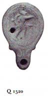 LMP-4754 - Lampe Loeschcke IV : Soldatterre cuiteLampe ronde à large bec en ogive à volutes. Médaillon décoré d'un soldat sur un rempart.