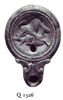 LMP-4759 - Lampe Loeschcke IV : Lion et âneterre cuiteLampe ronde à large bec en ogive à volutes. Médaillon décoré d'un lion attaquant un âne.