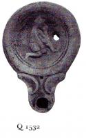 LMP-4762 - Lampe Loeschcke IV : Boxeurterre cuiteLampe ronde à large bec en ogive à volutes. Médaillon décoré d'un boxeur genou à terre.