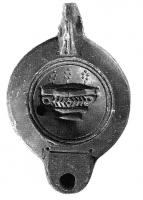 LMP-4798 - Lampe Loeschcke VIII : Cratère CIVNDRACterre cuiteLampe ronde à bec rond défini par un trait incisé horizontal et deux points. Médaillon orné d'un cratère ou canthare (dont peuvent surgir trois fleurs incisées). Estampille CIVNDRAC imprimée en creux sur la base.