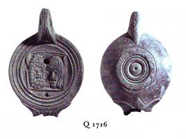 LMP-4812 - Lampe tardive à bec triangulaire : Masques de théâtreterre cuiteLampe ronde à long bec à volutes. Médaillon décoré d'une boîte avec deux masques de théâtre.