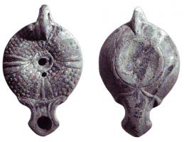 LMP-4813 - Lampe tardive à bec triangulaire : en forme de grenadeterre cuiteLampe ronde à long bec à enclume et à volutes. Médaillon décoré de pétales et de globules rendant une grenade.