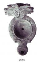 LMP-4834 - Lampe Loeschcke IV terre cuiteLampe ronde à large bec rond à volutes. Médaillon vierge. Grande anse plastique en forme de feuille d'acanthe.