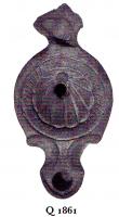 LMP-4838 - Lampe Loeschcke IV : Coquillageterre cuiteLampe ronde à large bec en ogive à volutes. Médaillon décoré d'une valve de coquillage. Anse plastique perdue.