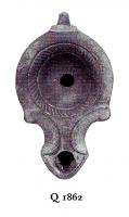 LMP-4839 - Lampe Loeschcke IV terre cuiteLampe ronde à large bec en ogive à volutes. Médaillon vierge. 