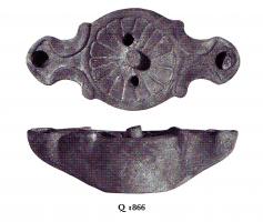 LMP-4840 - Lampe Loeschcke III à deux becs diamétralement opposés : Rosetteterre cuiteLampe ronde à deux larges becs en ogive à volutes. Médaillon décoré d'une rosette. Anse verticale, centrale, perdue.