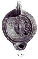 LMP-4851 - Lampe Loeschcke VIII : Méduseterre cuiteLampe ronde à bec rond. Médaillon décoré d'une tête de Méduse, épaule avec bosses alternées en relief.
