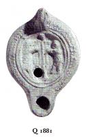 LMP-4852 - Lampe Loeschcke VIII : Venatioterre cuiteLampe ronde à bec rond. Médaillon décoré d'une scène de venatio : un homme se défend d'un ours en s'abritant derrière un cochlea (paroi mouvante)