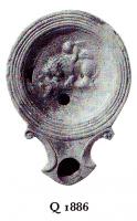 LMP-4856 - Lampe Loeschcke I : Eros et lion, FAVSTIterre cuiteLampe ronde sasn anse, à large bec en enclume encadré de volutes. Médaillon décoré de deux Erotes, jouant avec un lion. Marque FAVSTI imprimée sur la base.