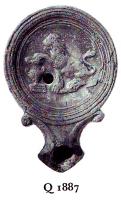 LMP-4857 - Lampe Loeschcke I : Lion, FAVSTIterre cuiteLampe ronde sans anse, à large bec en enclume encadré de volutes. Médaillon décoré d'un lion avec patte sur un vase. Marque FAVSTI imprimée sur la base.