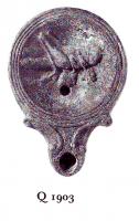 LMP-4868 - Lampe Loeschcke IV : FAVST Grillonterre cuiteLampe ronde à long bec en ogive à volutes. Médaillon décoré d'un grillon. Marque FAVST imprimée sur la base.