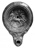 LMP-4871 - Lampe Loeschcke IV : Nikè sur bigeterre cuiteLampe ronde à long bec en ogive à volutes. Médaillon décoré de Nikè tenant la couronne de la victoire, sur un bige vers la gauche.