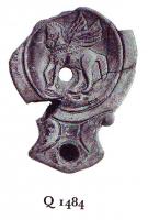 LMP-4872 - Lampe Loeschcke I : Pégaseterre cuiteLampe ronde à large bec en enclume à volutes. Médaillon décoré de Pégase.