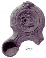 LMP-4875 - Lampe Loeschcke III à deux becs : Femme et serpentterre cuiteLampe ronde à deux longs becs en ogive à volutes. Médaillon décoré d'une femme se retournant vers un arbre duquel surgit un serpent.