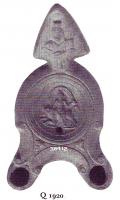 LMP-4876 - Lampe Loeschcke III à deux becs : Europeterre cuiteLampe ronde à deux longs becs en ogive à volutes. Médaillon décoré d'Europe assise sur le taureau. Anse plastique triangulaire ornée du buste de Sérapis.