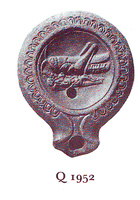 LMP-4880 - Lampe Loeschcke V Sauterelle, criquetterre cuiteLampe ronde à large bec en enclume à demi-volutes. Médaillon décoré d'une sauterelle, criquet.