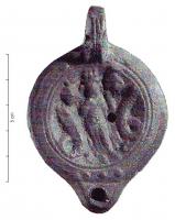 LMP-4918 - Lampe Loeschcke VIII : Harpocrate, Isis, Sarapis AGATHOUterre cuiteLampe ronde à bec court. Médaillon décoré d'Harpocrate entre Isis et Sarapis en serpents. Marque AGATHOU en lettres grecques incisées.