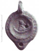 LMP-4928 - Lampe Loeschcke VIII : Harpocrate sur radeauterre cuiteLampe ronde à bec court; sur le disque, Harpocrate assis sur un radeau; épaule ornée de demi-oves.