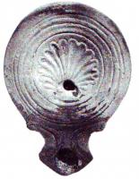 LMP-4996 - Lampe Loeschcke IB : Coquillageterre cuiteLampe ronde avec large bec à volutes. Médaillon orné d'une calve de coquillage.