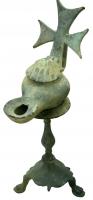 LMP-5002 - Lampe à bec allongé et réflecteur : croixbronzeLampe en bronze à corps fusiforme, bec étiré en coupelle; réservoir à couvercle articulé (coquillage ou couvercle mouluré), anse surmontée d'une grande croix pattée.