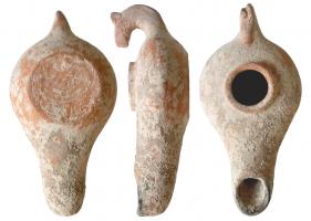 LMP-5007 - Lampe tournée modelée à tête de chevalterre cuiteRéservoir biconvexe tournée, à anse rapportée, coudée, ornée d'une tête de cheval. Bec long rapporté bien intégré au réservoir, un épais bourrelet borde un grand trou d'alimentation. Base circulaire plate porte les traces en spirale de sa séparation du tour.