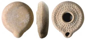 LMP-5015 - Lampe syro palestinienne, ronde aplatie, globulesterre cuiteLampe moulée, réservoir rond de profil biconvexe; trois rangées concentriques de globules sur un large bandeau, autour d'un grand trou d'alimentation, entouré d'un bourrelet. Petit bec peu saillant. Base plate sans délimitation.