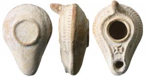 LMP-5032 - Lampe syro-palestinienne à canal : Croix pattéeterre cuiteAnse en tenon conique. Réservoir piriforme de profil biconique. Palme en relief sur le bandeau. Grand trou d'alimentation bordé par un bourrelet, entouré par une gouttière. Le bourrelet qui la limite se poursuit de long d'un canal sur le bec qui porte une croix pattée. Base circulaire plate entourée par un bourrelet en relief.