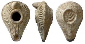 LMP-5066 - Lampe byzantineterre cuiteLampe allongée, à côtés rectilignes vers le bec; anse en tenon conique; réservoir de section bitronconique anguleuse, à large trou de remplissage centré entouré de deuxc moulures, dont l'une se prolonge en calnal jusqu'au trou de mèche. Syur l'épaule, décor de bâtonnets rayonnants, généralement terminé par des crosses de part et d'autre du bec. Fond circulaire creux, souvent avec une marque moulée.