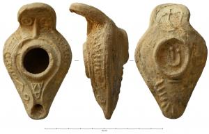 LMP-5068 - Lampe byzantineterre cuiteLampe allongée, à côtés rectilignes vers le bec, caractérisée par une anse plate, discoïde, dont les reliefs évoquent un visage humain très stylisé (Parfois, croix moulée au revers); réservoir de section bitronconique anguleuse, à large trou de remplissage centré entouré de deuxc moulures, dont l'une se prolonge en calnal jusqu'au trou de mèche. Sur l'épaule, décor de bâtonnets rayonnants, généralement terminé par des crosses de part et d'autre du bec. Fond circulaire creux, souvent avec une marque moulée; éventuellement, décor moulé sous le bec.