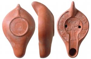 LMP-5081 - Lampe Hayes II : Croix monogrammatiqueterre cuiteLampe moulée à anse verticale pleine. Bec long à canal. Alternance de motifs moulés à partir de l'avers et du revers d'un solidus de Théodose II sur le bandeau (Bussière Y7a et Y7b). Croix monogrammatique pattée, au décor de  losanges et de cercles concentriques, bouclée à droite, sur le disque . Base circulaire à patère contenant deux cercles gravés concentriques.