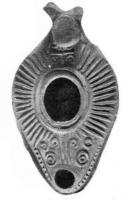 LMP-5155 - Lampe syro-palestinienne tardive (type Jérash)terre cuiteLampe de type Jérash avec réflecteur en forme de tête de chèvre stylisé. Epaule décorée de motifs en rayons et palmettes. Bec intégré dans la lampe.
