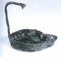 LMP-8002 - Lampe à becferLampe piriforme, à réservoir évasé ; la suspension est assurée par une longue tige verticale revenant au-dessus de la lampe. 
