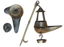LMP-9012 - Lampe lanternon à goutteuse, en bronzebronzeLampe en bronze composée d'un lanternon tronconique ajouré, reposant sur un réservoir à bec ouvert et orifice d'alimentation à gauche. Sous la lampe est supendu un récipient en forme de goutte, appelé goutteuse ou leuceron, servant à recueillir l'huile qui peut suinter du bec. 