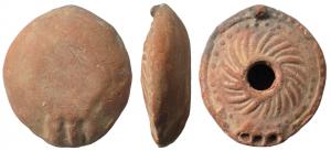 LMP-9015 - Faux : Lampe syro-palestinienne ronde à trois becsterre cuiteAppendice de préhension hémispérique. Réservoir circulaire au profil biconvexe. Bourrelet autour du réservoir et du trou d'alimentation. Décor d'arcs de cercle rayonnants et d'une couronne de globules sur le bandeau. Trois becs percés sur le bord du réservoir. Base circulaire plate sans délimitation.