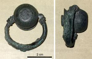 LTN-4020 - Rivet de couvercle de lanternebronzeRivet de suspension d'un couvercle de lanterne, constitué d'une masse sub-sphérique perforée transversalement, avec une base plane conservant la trace d'un matage grâce auquel le rivet est solidement fixé au couvercle, sans dépasser à l'intérieur.