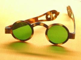 LUN-9005 - Lunettes de type Goldoni ou Cassaécaille de tortueLunettes en écaille, verres circulaires; les branches plates se prolongent vers l'arrière par des extrémités ajourées légèrement repliées vers le crâne.