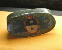 LUN-9006 - Etui à lunettesétainEtui en métal, en forme de coquille de mollusque, peinte aux armes du propriétaire.