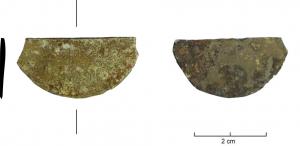 LUN-9008 - Verre de lunettes demi-luneverreLentille semi-circulaire, découpée à la meule et ajustée au grugeoir. 