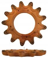 LUS-4002 - Lustreterre cuiteLustre circulaire composé d'une couronne-réservoir, cernée d'un bourrelet, et équipée sur toute sa circonférence de 13 becs arrondis, avec 3 tenons verticaux perforés pour la suspension.