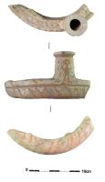LUS-4003 - Lustreterre cuitefragment d'objet tubulaire composé d'un socle circulaire à section ovale sur la partie inférieure et carrée sur la partir supérieure. L'objet est ponctué d'au moins deux protubérances tubulaires à lèvre débordante.