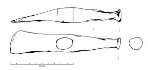 MAR-4017 - MarteauferTPQ : 1 - TAQ : 400Outil composé de deux parties actives de formes différentes, une panne effilée et une table de frappe plus étroite. L’œil est circulaire.