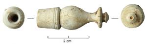 MCH-4004 - Manche plein en forme de baguette mouluréeosManche mouluré de section circulaire tiré d'une baguette. Il présente à une extrémité une série de moulures (balustre, disques, etc.) et un bouton sommital pointé. Le corps peut être lisse ou orné. L'extrémité utile se caractérise par un appendice plein de section circulaire (var. a) sur lequel était emmanchée la partie métallique au moyen d'une douille creuse ou à l'inverse en un appendice foré dans lequel venait s'insérer une douille pleine. 