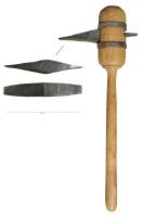 MML-9001 - Marteau de moulinbois, ferMarteau de moulin à rhabiller ou recharger les meules avec un manche en bois à tête élargie et pouvant être renforcée par deux cerclages métalliques. La partie métallique sans perforation et à deux pannes biseautées, est amovible et simplement emboîtée dans le manche.  