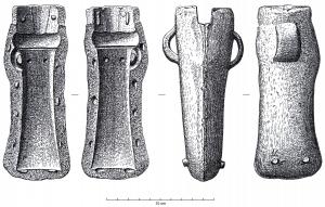 MOU-1020 - Moule : hache à douille et anneau latéralbronzeMoule de hache à douille , à deux valves dont chacune est pourvue d'une bélière en ruban et de deux boutons en partie inférieure. Les bords sont équipés de repères emboîtés pour un calage précis. Il devait également exister une troisième partie pour le noyau de la douille, à moins qu'on ait recouru à un noyau d'argile suspendu.