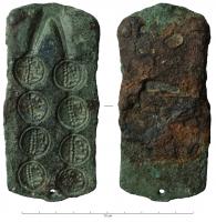 MOU-3006 - Moule pour potinsbronzeTPQ : -100 - TAQ : -30Plaque coulée, comportant deux rangées d'empreintes en creux pour la coulée de 8 potins en chapelets. Les empreintes ont été creusées une par une et non moulées; chaque rangée est reliée par un jet de coulée, les deux canaux se retrouvant pour former un entonnoir de coulée unique.