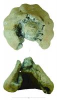 MOU-3010 - Moule : fibulesargileTPQ : -120 - TAQ : -30Moule de fibules en grappe, assemblées par les pieds qui se rejoignent sous l'entonnoir de coulée ; type F.17b. Le moule forme un objet conique, creux, qui renferme une couronne d'une vingtaines de fibules à couler en même temps.